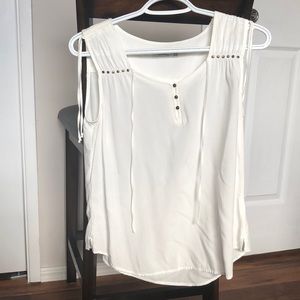 Reitman’s off white, sleeveless shirt